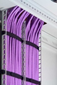 Lóðréttur kapall haldari